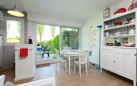 Le Garden: Table, Fenêtre, Cabinetry, Cuisine, Design Intérieur, Bâtiment, Sol, Plante D'Appartement, Bois, Chaise