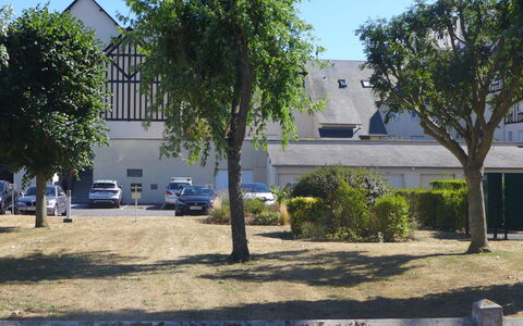 Le Garden: Plante, Bâtiment, Ciel, Propriété, Voiture, Fenêtre, Arbre, Branche, Surface De La Route, Végétation