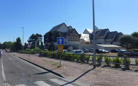 Le Garden: Ciel, Plante, Bâtiment, Éclairage Public, Surface De La Route, Asphalte, Arbre, Voiture, Véhicule, Lot Terre