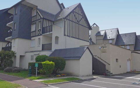 Le Garden: Plante, Ciel, Propriété, Bâtiment, Fenêtre, Maison, Surface De La Route, Asphalte, Design Urbain