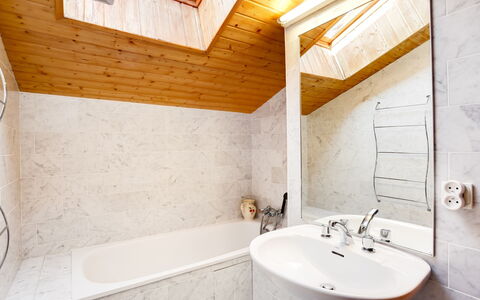 Saint Gervais 425: Robinet, Luminaire Plomberie, Propriété, Évier, Baignoire, Miroir, Salle De Bains, Lavabo, Bois, Design Intérieur