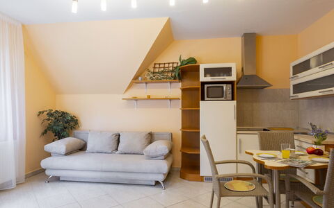 Catalpa: Meubles, Design Intérieur, Sol, Sol, Bois, Plafond, Pièce, Éclairage, Salon, Canapé