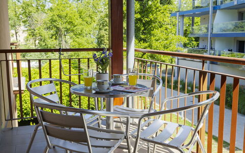Catalpa: Meubles, Chaise, Mobilier De Jardin, Porche, Balcon, Ombre, Tableau De Plein Air, Plate-Forme, Eco Hôtel, Tache De Bois