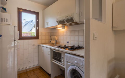 Villers sur Mer 201: Propriété, Cabinetry, Sécheuse, Cuisine, Cuisinière, Machine À Laver, Électroménager, Comptoir, Appareil De Cuisine, Plante D'Appartement