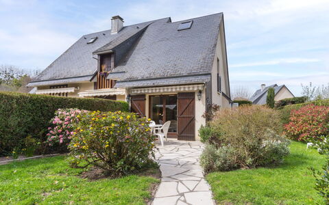 Villers sur Mer 201: Plante, Ciel, Nuage, Bâtiment, Fleur, Fenêtre, Lot Terre, Chalet, Herbe, Maison