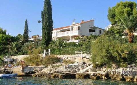 Tija: L'Eau, Ciel, Bâtiment, Plante, Arbre, Lac, Cours D'Eau, Paysage Naturel, Maison, Banque