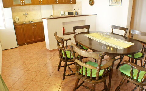 Tija: Pièce, Propriété, Meubles, Sol, Bâtiment, Design Intérieur, Table, Salle À Manger, Maison, Cuisine