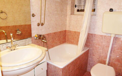 Tija: Salle De Bains, Propriété, Pièce, Tuile, Mur, Luminaire Plomberie, Sol, Design Intérieur, Baignoire, Toilette