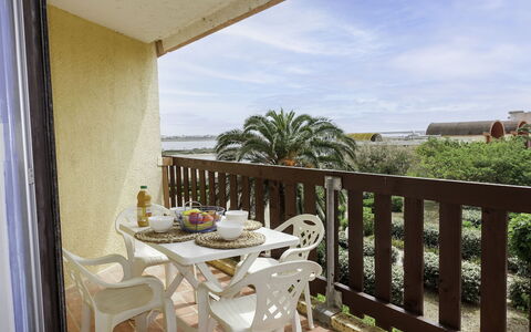 Gruissan Plage: Bâtiment, Plante, Meubles, Ciel, Propriété, Table, Nuage, Chaise, Bleu Azur, Bois