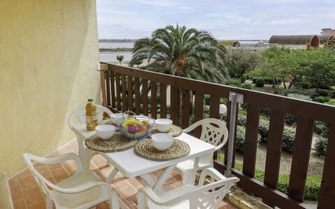 Gruissan Plage: Ciel, Plante, Propriété, Table, Nuage, Meubles, Bâtiment, Chaise, Bleu Azur, Vaisselle