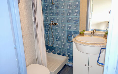 Gruissan Plage: Miroir, Robinet, Propriété, Luminaire Plomberie, Évier, Armoire De Toilette, Bleu, Lavabo, Salle De Bains, Violet