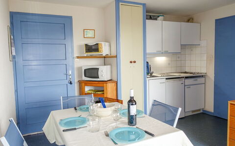 Gruissan Plage: Cabinetry, Meubles, Comptoir, Propriété, Robinet, Évier, Bleu, Evier, Cuisine, Table