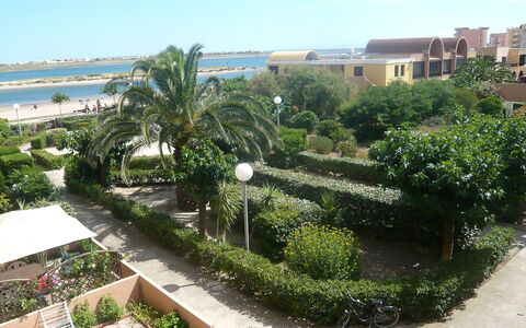 Gruissan Plage: Plante, Ciel, Nuage, Propriété, Bâtiment, L'Eau, Végétation, Lot Terre, Design Urbain, Arecales