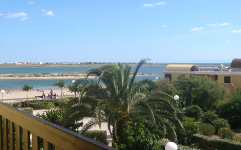 Gruissan Plage: Ciel, L'Eau, Nuage, Bâtiment, Propriété, Plante, Bleu Azur, Station Balnéaire, Arbre, Arecales