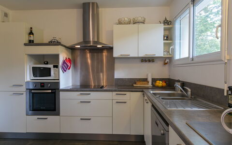Les Bruyères: Evier, Cabinetry, Comptoir, Propriété, Bâtiment, Évier, Fenêtre, Cuisinière, Cuisine, Bois