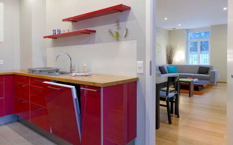 Interlaken 400: Evier, Cabinetry, Meubles, Évier, Robinet, Comptoir, Bâtiment, Chaise, Cuisinière, Bois