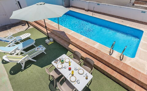 Rural Cacin: L'Eau, Table, Bâtiment, Piscine, Mobilier De Jardin, Design Intérieur, Maison, Plante, Bois, Design Urbain