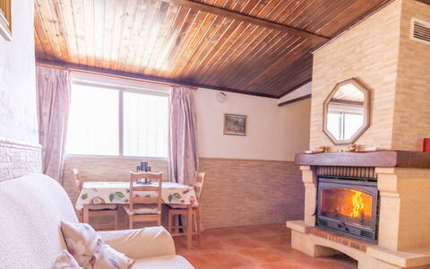 Rural Cacin: Propriété, Bâtiment, Meubles, Miroir, Bois, Table, Fenêtre, Design Intérieur, Canapé, Salon