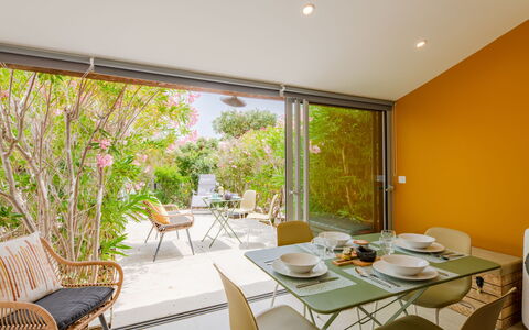 Sainte Maxime 214: Fleur, Plante, Meubles, Propriété, Fenêtre, Bâtiment, Vert, Chaise, Table, Ciel