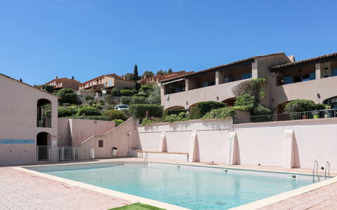 Sainte Maxime 214: Piscine, Zone Résidentielle, Établissements Humains, Hacienda, Biens, Villa, Recours, Hôtel, Aménagement Paysager, Cour