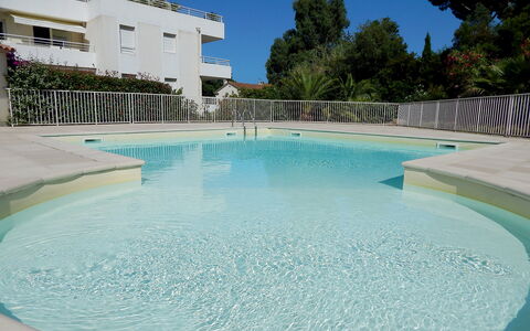 Cavalaire 350: L'Eau, Ciel, Bâtiment, Propriété, Piscine, Bleu Azur, Arbre, Plante, Plan D'Eau, Loisir