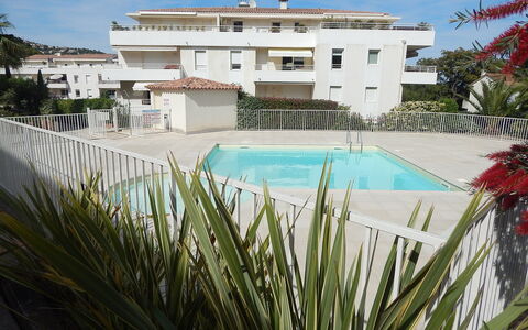 Cavalaire 350: L'Eau, Plante, Ciel, Bâtiment, Propriété, Fenêtre, Bleu Azur, Piscine, Arbre, Nuage