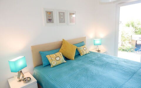 Cavalaire 350: Chambre, Pièce, Lit, Meubles, Propriété, Drap De Lit, Literie, Bleu, Turquoise, Design Intérieur