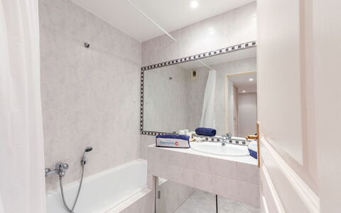 Cavalaire 350: Miroir, Baignoire, Luminaire Plomberie, Salle De Bains, Bâtiment, Robinet, Design Intérieur, Sol, Sol
