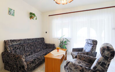 Liana 3 450.3: Meubles, Propriété, Canapé, Confort, Plante, Salon, Éclairage, Design Intérieur, Bois, Table