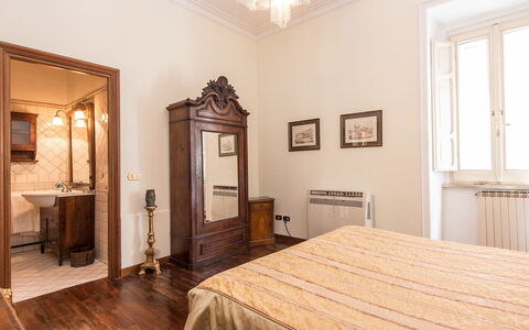 Spanish Steps: Propriété, Pièce, Meubles, Plafond, Design Intérieur, Lit, Chambre, Sol, Bâtiment, Cadre De Lit