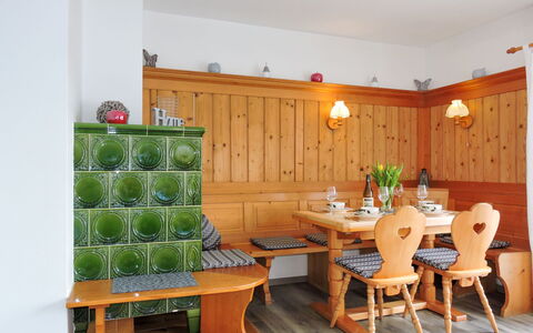Drachenfels: Table, Meubles, Bâtiment, Plante D'Appartement, Bois, Plante, Chaise, Éclairage, Design Intérieur, Pot De Fleur