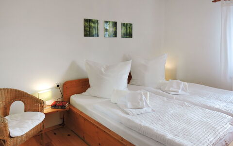 Drachenfels: Propriété, Meubles, Lumière, Confort, Bois, Ombre, Design Intérieur, Oreiller, Sol