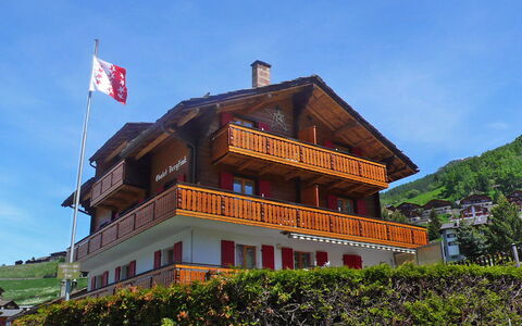 Grächen 360: Ciel, Plante, Bâtiment, Fenêtre, Drapeau, Façade, Toit, Loisir, Paysage, Chaîne De Montagnes