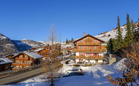 Grächen 360: Ciel, Bâtiment, Montagne, Propriété, Neige, Fenêtre, Maison, Arbre, Pente, Architecture