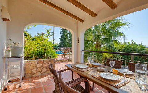 Petite Fleur: Propriété, Bâtiment, Immobilier, Pièce, Maison, Biens, Table, Villa, Design Intérieur, Porche