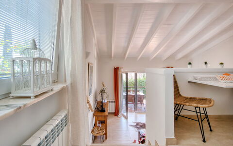 Petite Fleur: Pièce, Propriété, Plafond, Design Intérieur, Bâtiment, Meubles, Sol, Maison, Mur, Architecture