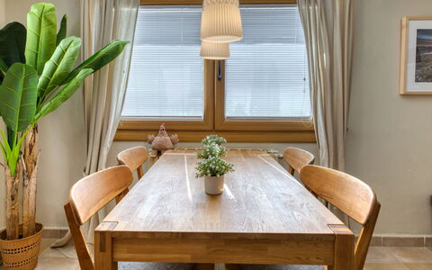 Petite Fleur: Pièce, Meubles, Propriété, Design Intérieur, Salle À Manger, Table, Table Basse, Rideau, Sol, Bois
