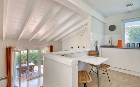 Petite Fleur: Meubles, Cabinetry, Table, Comptoir, Bâtiment, Fenêtre, Bois, Design Intérieur, Cuisine, Sol