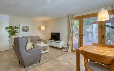 Petite Fleur: Meubles, Plante, Plante D'Appartement, Table, Chaise, Bois, Sol, Salon, Sol, Confort