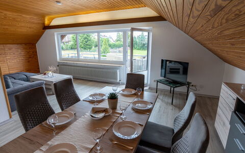 Hochfirst: Table, Meubles, Propriété, Vaisselle, Bâtiment, Fenêtre, Chaise, Bois, Design Intérieur, Salon