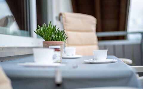 Hochfirst: Propriété, Meubles, Table, Vaisselle, Fenêtre, Plante, Vaisselle, Drinkware, Coupe, Confort