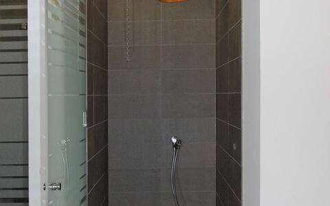 Leukerbad 190: Panneau De Douche, Tuile, Douche, Salle De Bains, Pièce, Mur, Luminaire Plomberie, Sol, Sol, Architecture