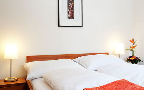 Leukerbad 190: Lit, Chambre, Meubles, Pièce, Propriété, Drap De Lit, Cadre De Lit, Orange, Literie, Design Intérieur