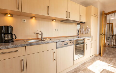 Wichtelmännchen: Cabinetry, Evier, Évier, Comptoir, Robinet, Luminaire Plomberie, Cuisine, Bois, Appareil De Cuisine, Éclairage