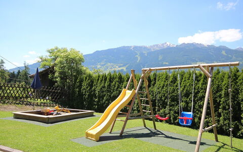 Zeller: Équipement Extérieur Play, Espace Public, Terrain De Jeux, Balançoire, Loisir, Propriété, Toboggan, Établissements Humains, Herbe, Chute