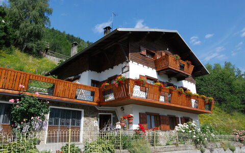 Bormio 200: Plante, Ciel, Nuage, Bâtiment, Propriété, Fenêtre, Arbre, Architecture, Maison, Loisir