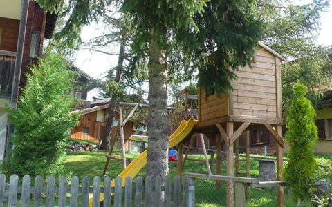 Diana: Maison, Arbre, Propriété, Domicile, Quartier, Bâtiment, Chalet, Immobilier, Plante