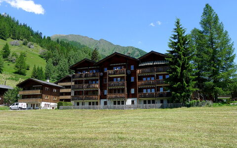 Diana: Ciel, Plante, Nuage, Bâtiment, Paysage Naturel, Montagne, Arbre, Lot Terre, Fenêtre, Herbe