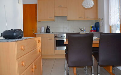 Wohnung 1 400.1: Pièce, Meubles, Propriété, Cuisine, Cabinetry, Principaux Appliance, Cuisinière, Bâtiment, Maison, Sol