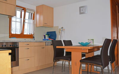 Wohnung 4 400.4: Pièce, Meubles, Propriété, Bâtiment, Cabinetry, Cuisine, Table, Design Intérieur, Salle À Manger, Sol
